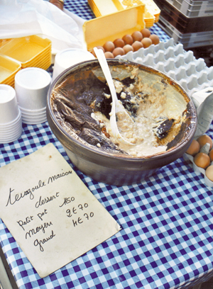 Une teurgoule vendue en portions sur le marché de Bayeux. (Photo Georges Bernage © Patrimoine Normand.)