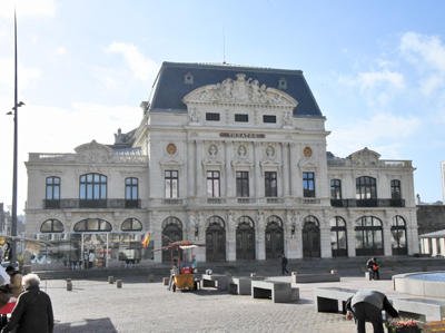 Façade du théâtre de Cherbourg : le bâtiment central et les deux bâtiments symétriques. (Photo Rodolphe Corbin  Patrimoine Normand)