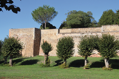 Les vestiges des fortifications bénéficient d’une belle mise en valeur dont profitent les promeneurs qui arpentent le grand parterre, devenu place publique au pied des murailles. (© Virginie Michelland)