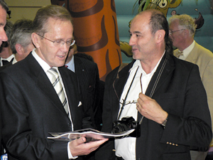 Georges Bernage remettant le dernier numéro de Patrimoine Normand à son Excellence lambassadeur dIslande, Tmas Ingi Olrich ; la couverture de ce numéro présentait un bateau viking. (Photo Erik G