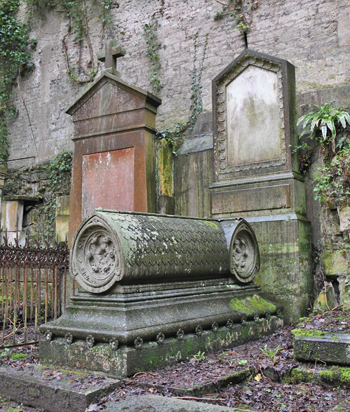 Sépulture d’Arcisse de Caumont au cimetière Saint-Jean à Caen. Il meurt le 16 avril 1873. Le monument a été dessiné par son confrère et disciple Georges Bouet. (Photo Rodolphe Corbin © Patrimoine Normand)