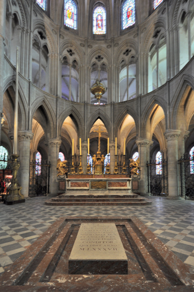 Le chœur de l’Abbaye aux Hommes, et le tombeau (récent) de Guillaume le Conquérant. La sépulture d’origine a été pillée par les protestants en mai 1562. (Photo Rodolphe Corbin © Patrimoine Normand)