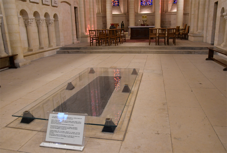 Mathilde repose toujours dans l'Abbaye-aux-Dames, sous une dalle de marbre noire. (Photo Rodolphe Corbin © Patrimoine Normand)