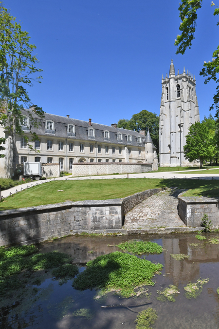 La tour Saint-Nicolas du XVe siècle et son reflet dans l’eau du Bec. À côté, le logis abbatial.(Photo Rodolphe Corbin © Patrimoine Normand)