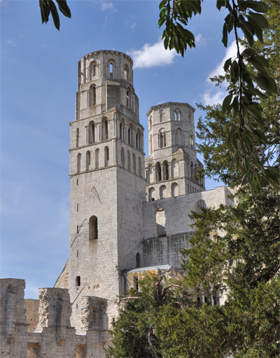 Puissantes, les tours de l’église abbatiale Notre-Dame de Jumièges se dressent encore dans le ciel, seules tours d’un édifice religieux normand élevées avant 1066 et conservées intactes. Elles ont été achevées vers 1060. Elles s’élèvent sans décor jusqu’à 28 mètres puis elles sont décorées d’arcatures sur deux ni­veaux. Les deux niveaux supérieurs passent à l’octogone avec un décor d’arcatures et de modillons à la base de la toiture, disparue. (Photo Rodolphe Corbin © Patrimoine Normand)