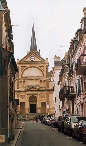 Au-dessus des Ecores, petite rue caractéristique avec l’église Notre-Dame des Victoires, 1842. (Photo Éric Bruneval © Patrimoine Normand).