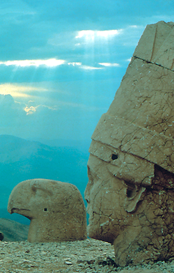 Au nord-est d’Antioche, le tumulus funéraire du roi Antiochos Ier (62-32 avant J.-C.) est entouré de têtes de divinités, sur le Mont Nemrut, à 2150 mètres d’altitude. Antioche avait été fondée en 300 avant JC par Seleucos Ier fils d’un autre Antiochos. (Photo Ministère turc du Tourisme)