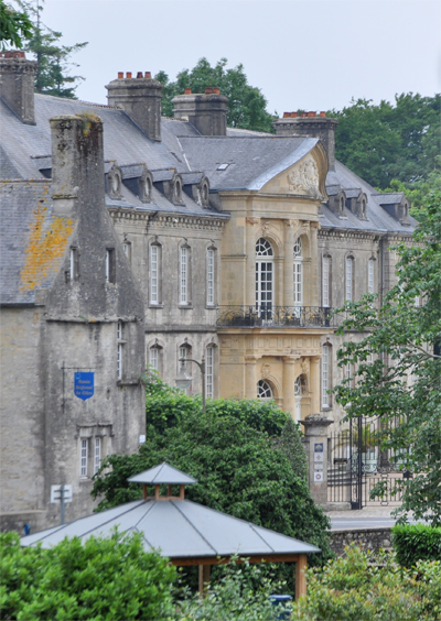 L'Hôtel de Beaumont, à Valognes, était la demeure de Pierre Jallot de Beaumont, mousquetaire du roi. Embelli par l'architecte Raphaël de Lozon, c'est l'une des magnifiques demeures qui ornaient la ville au XVIIIe siècle. (Photo Rodolphe Corbin © Patrimoine Normand)