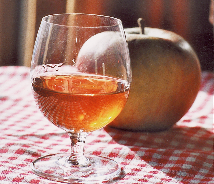 Le petit verre de « Calva ». (Photo Alexandre Vernon © Patrimoine Normand.)