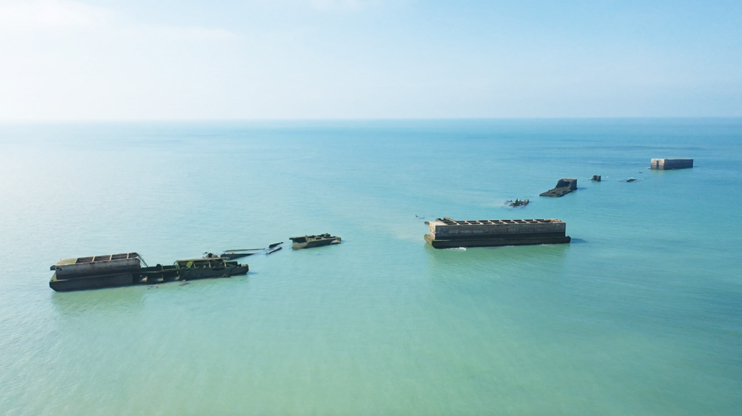 Les vestiges du port artificiel d’Arromanches. (Photo Rodolphe Corbin © Patrimoine Normand)