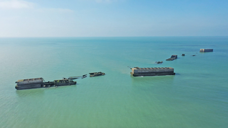 Les vestiges du port artificiel d’Arromanches. (Photo Rodolphe Corbin © Patrimoine Normand)