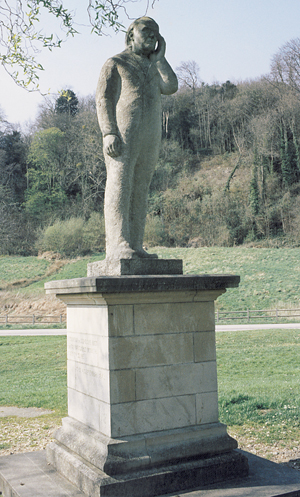 Statue de Victor Hugo regardant cette boucle.