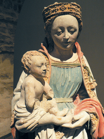 Vierge à l’Enfant. On admirera les détails du costume, la polychromie et l’expression des visages. Calcaire polychrome, vers 1500, Amayé-sur-Seulles, Calvados. (Photo Georges Bernage © Patrimoine Normand)