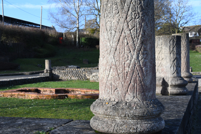 Le péristyle (portique) de la « domus » entourait, avec seize colonnes, un jardin avec un bassin polylobé en brique. Un bassin en brique faisait aussi le tour de ce jardin. Les colonnes sont richement ciselées. Des fragments de certaines d’entre elles, ciselées d’un beau décor, ont été remontés dans le musée, bon complément de la visite du site de la «?domus ». (Photo Rodolphe Corbin © Patrimoine Normand.)