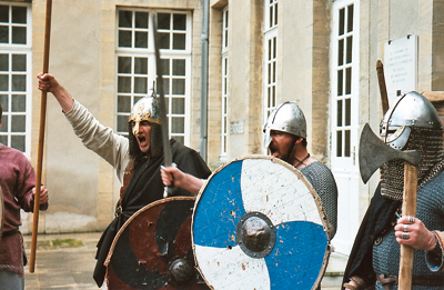 Une haie d’honneur de guerriers vikings a salué l’arrivée des personnalités. (Photo Thierry Georges Leprévost © Patrimoine Normand)