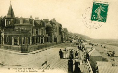 Villers-sur-mer vers 1900. Devenue une station balnéaire de renom à la suite de Deauville et de Trouville, elle accueille la bonne société et voit aussi fleurir des constructions typiques de la côte t