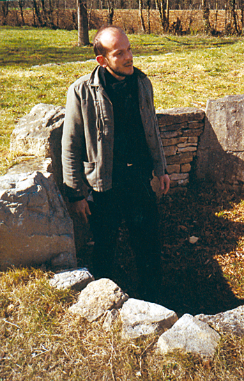 Dans la chambre funéraire, Vincent Hincker, archéologue du Service dé-partemental d’archéologie du Calvados, artisan de la restauration du tumulus.(Photo Rodolphe Corbin © Patrimoine Normand)