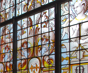 Les grands vitraux de style Renaissance du château d'Eu, caractéristiques des conceptions de restauration « jusqu'auboutistes » de Viollet-le-Duc. (© Serge Van Den Broucke)