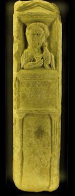 Stèle de Vostrus, Ier siècle après J.-C. (?), copie de l’originale conservée au musée de Normandie. (© Laurent Ridel)