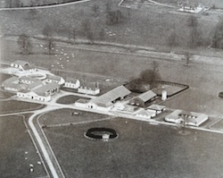 Vue aérienne de La Pichonnière. Au fond, on aperçoit La Moncorgerie, la demeure quil a fait construire pour sa famille. (© Coll. Famille Moncorgé-Gabin)