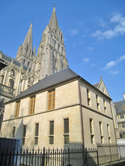 Vue extérieure de la bibliothèque du Chapitre, au pied de la cathédrale de Bayeux. (© J Beaunay)