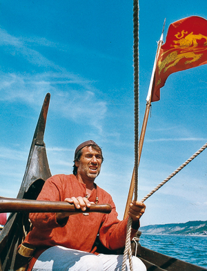 Le skipper Yannick Favro s’est mis dans la peau du meilleur marin de Barfleur, Etienne Airard, qui a piloté le Mora jusqu’à Pevensey Bay. (Photo Thierry Georges Leprévost © Patrimoine Normand)