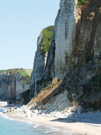 Chaque année, inexorablement les falaises reculent, victimes de l'érosion. (© Christiane Lablancherie)